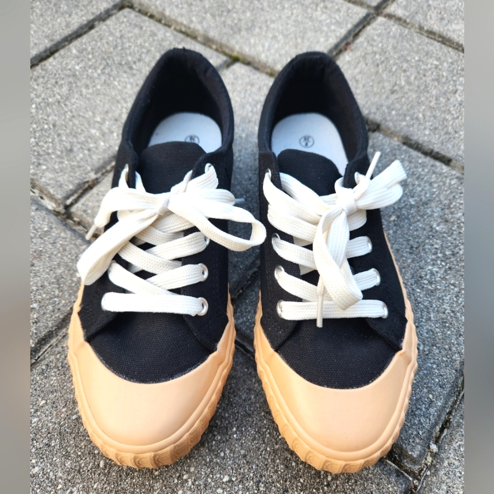 ZGR Women's Black Canvas Low Top Sneakers 8